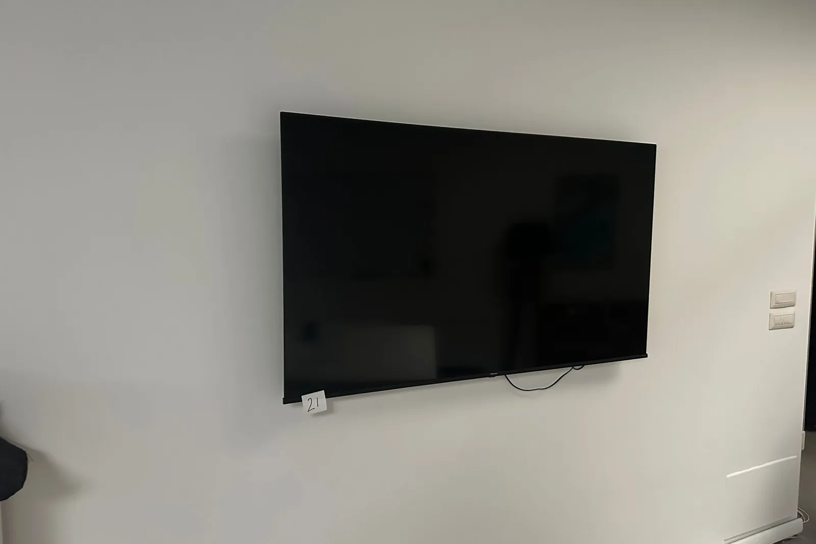 N. 2 monitor Hisense oltre n. 3 monitor PC Philips