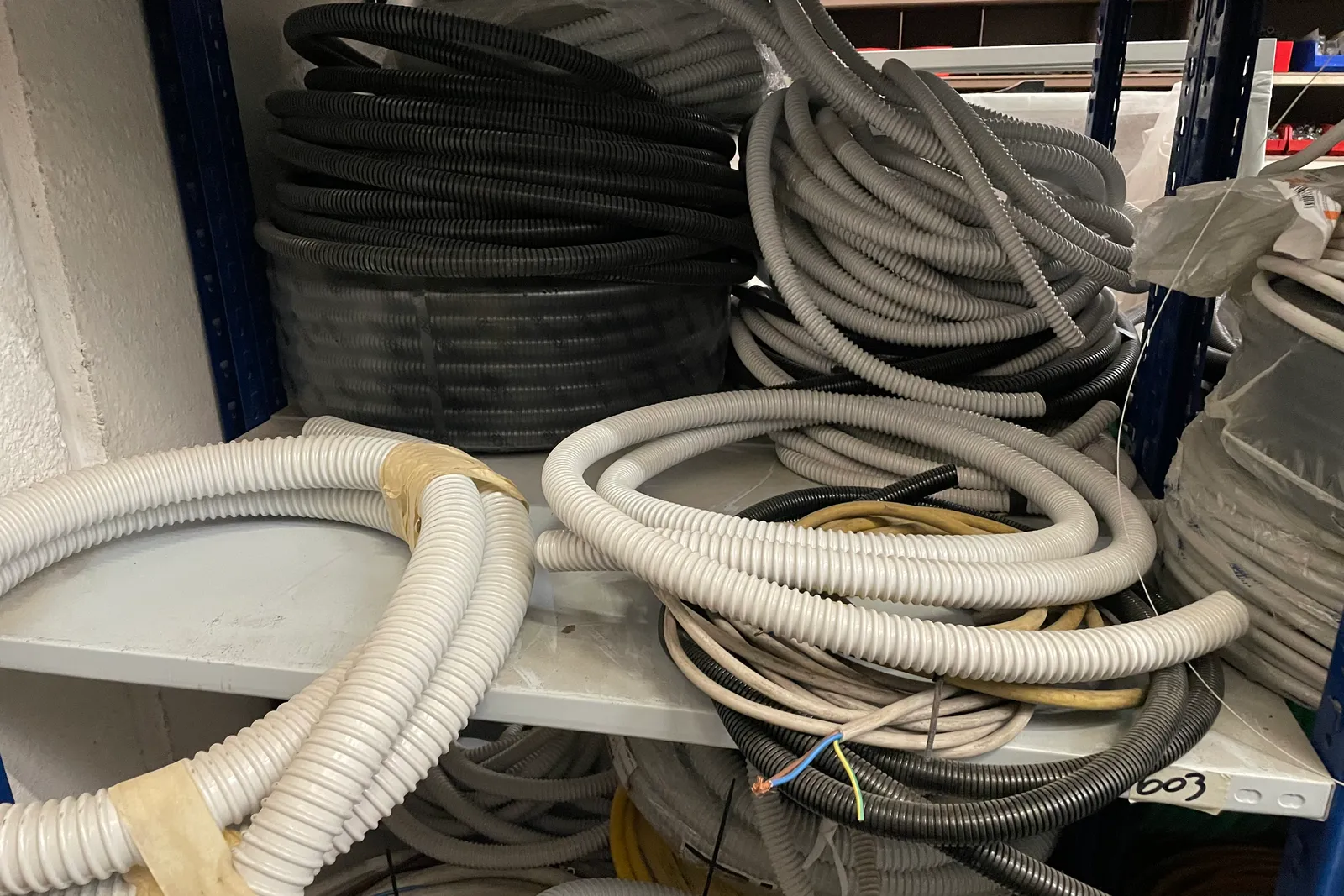 Stock lampade da tavolo, materiale elettrico e minuteria varia, oltre attrezzature e mobili da ufficio