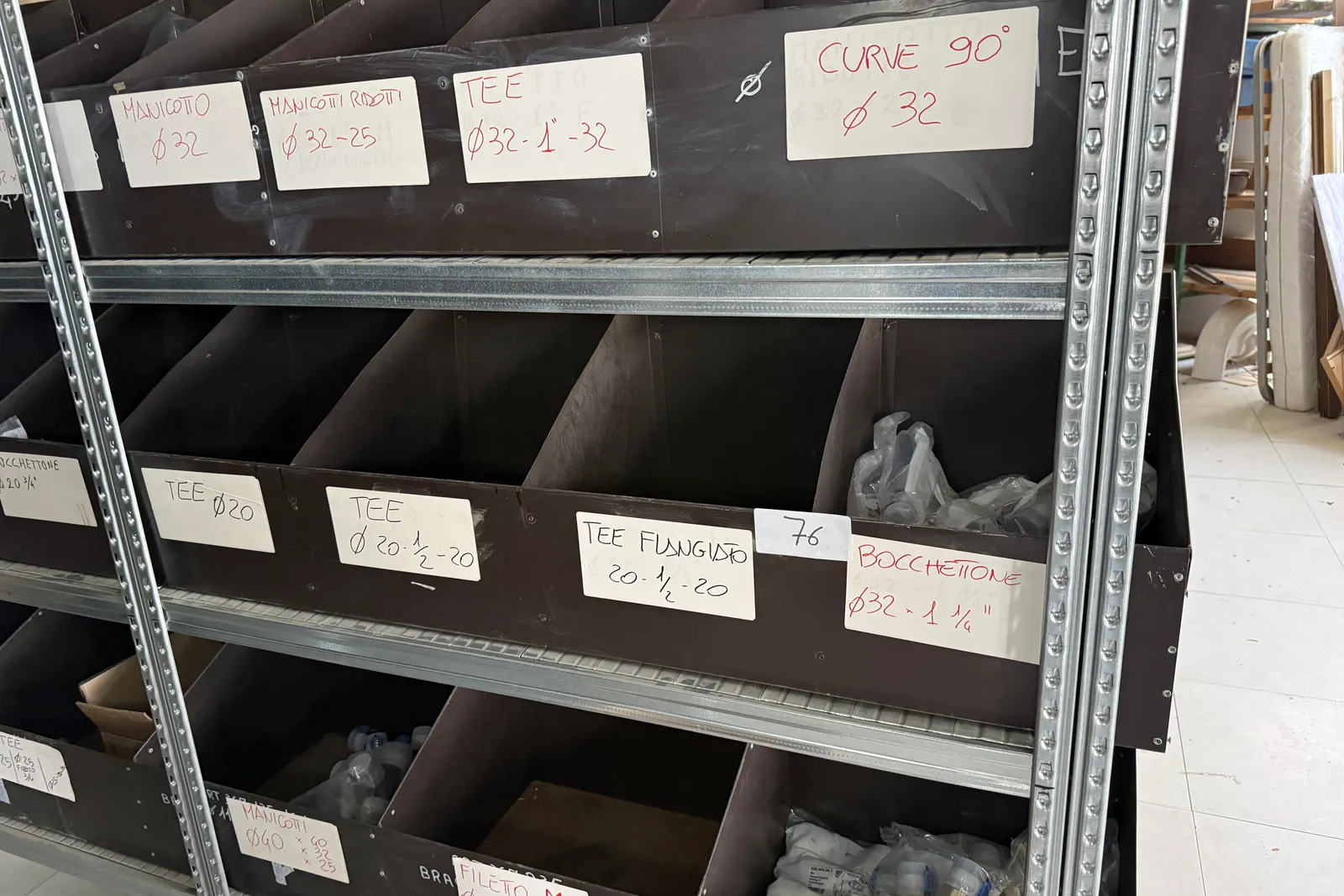 Arredi, scaffali, condizionatori, utensili e minuteria settore idraulico (esclusi ID 37 e beni asserviti all’immobile)