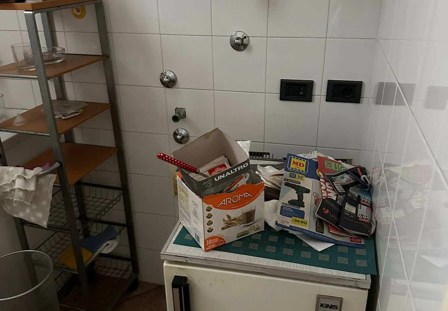 Arredi e macchine elettriche ed elettroniche da ufficio (in perizia lotto 01 e lotto 02) 
