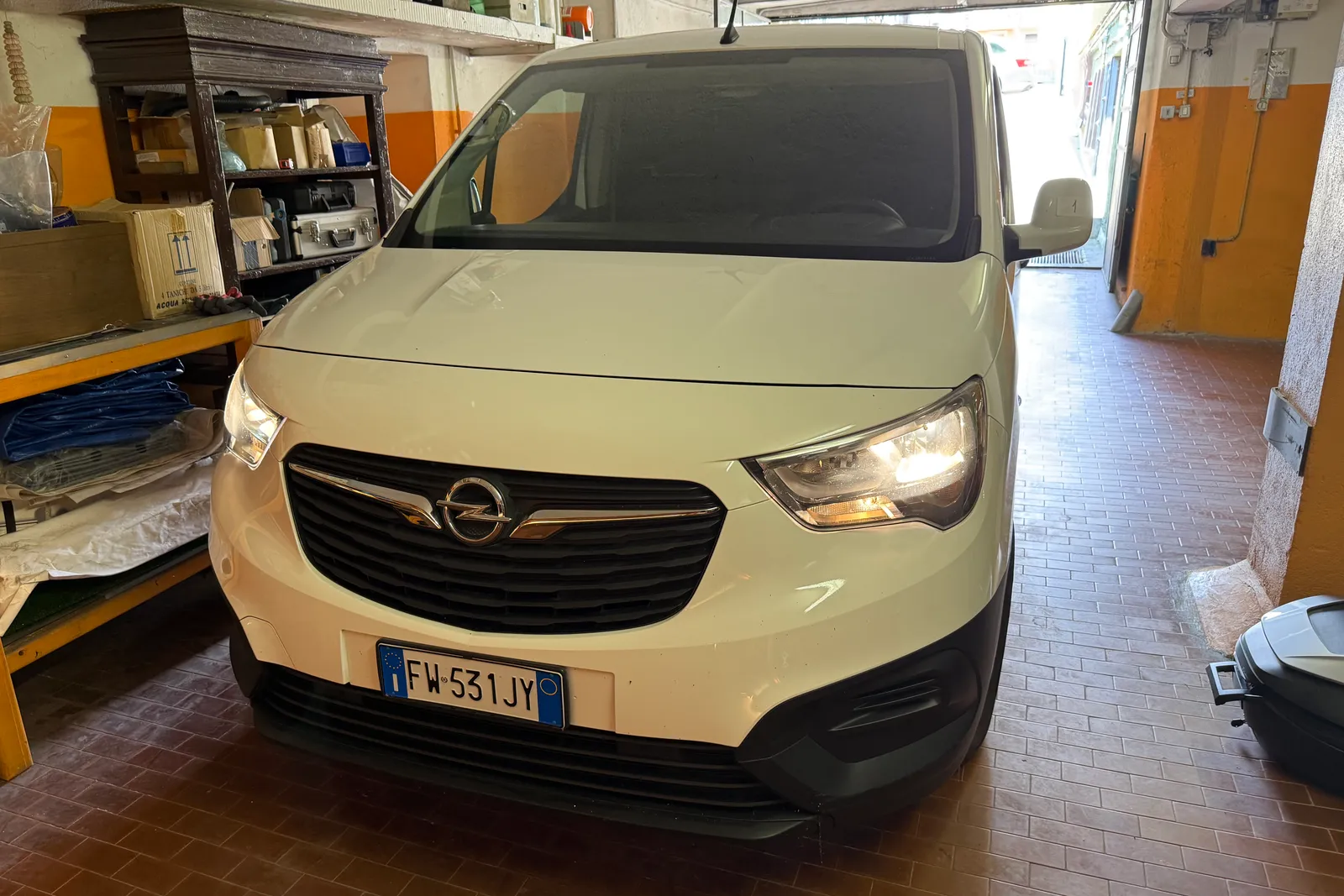 Furgone Opel combo targato FW531JY