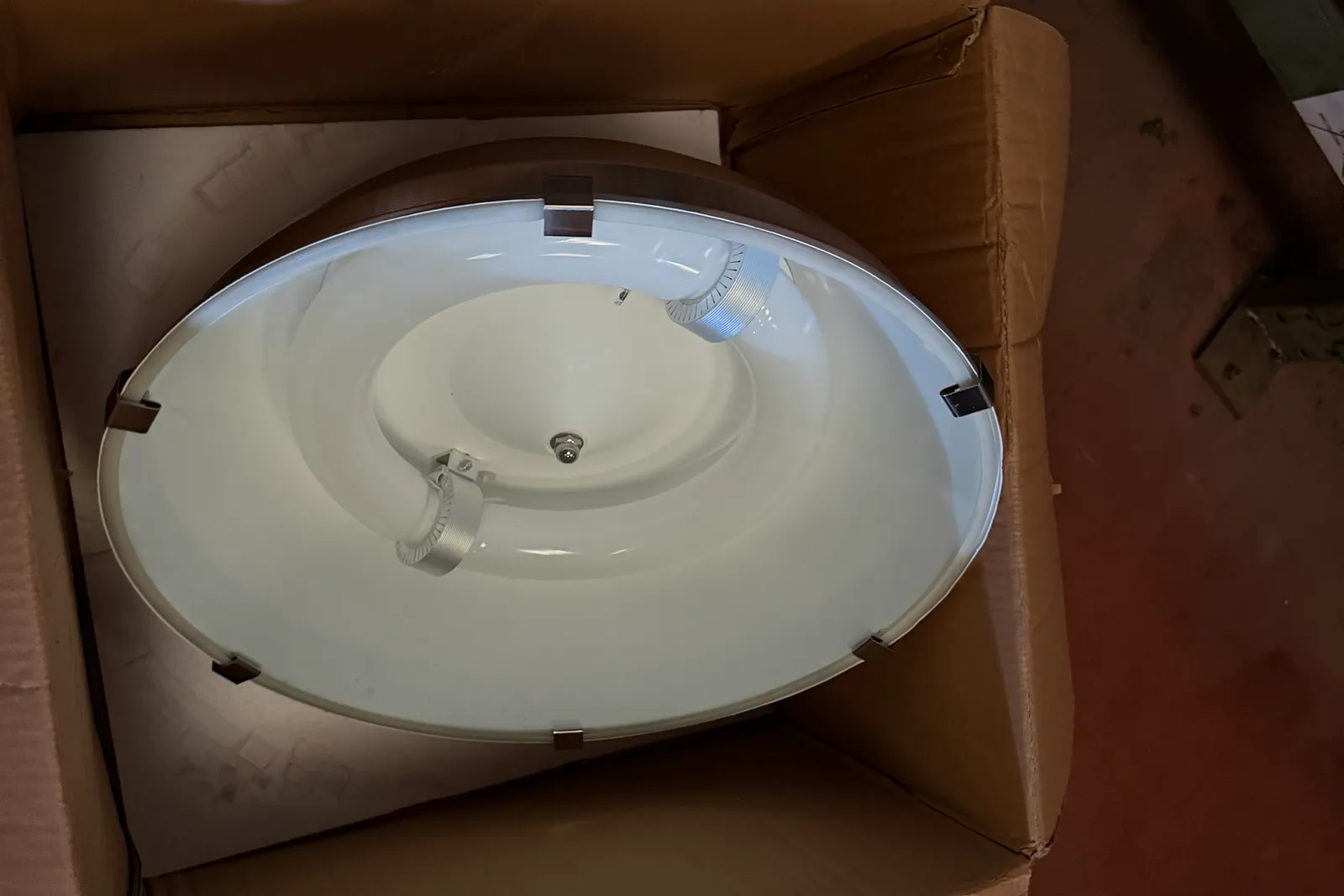 Magazzino lampade ad induzione magnetica, supporti e rimanenze