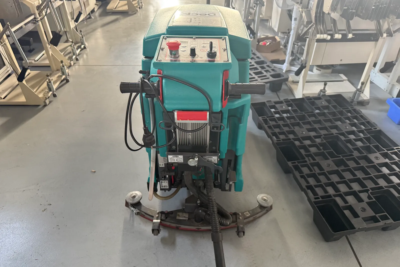 N. 3 transpallet, carrello, lavaasciuga pavimenti, carrello porta utensili Beta