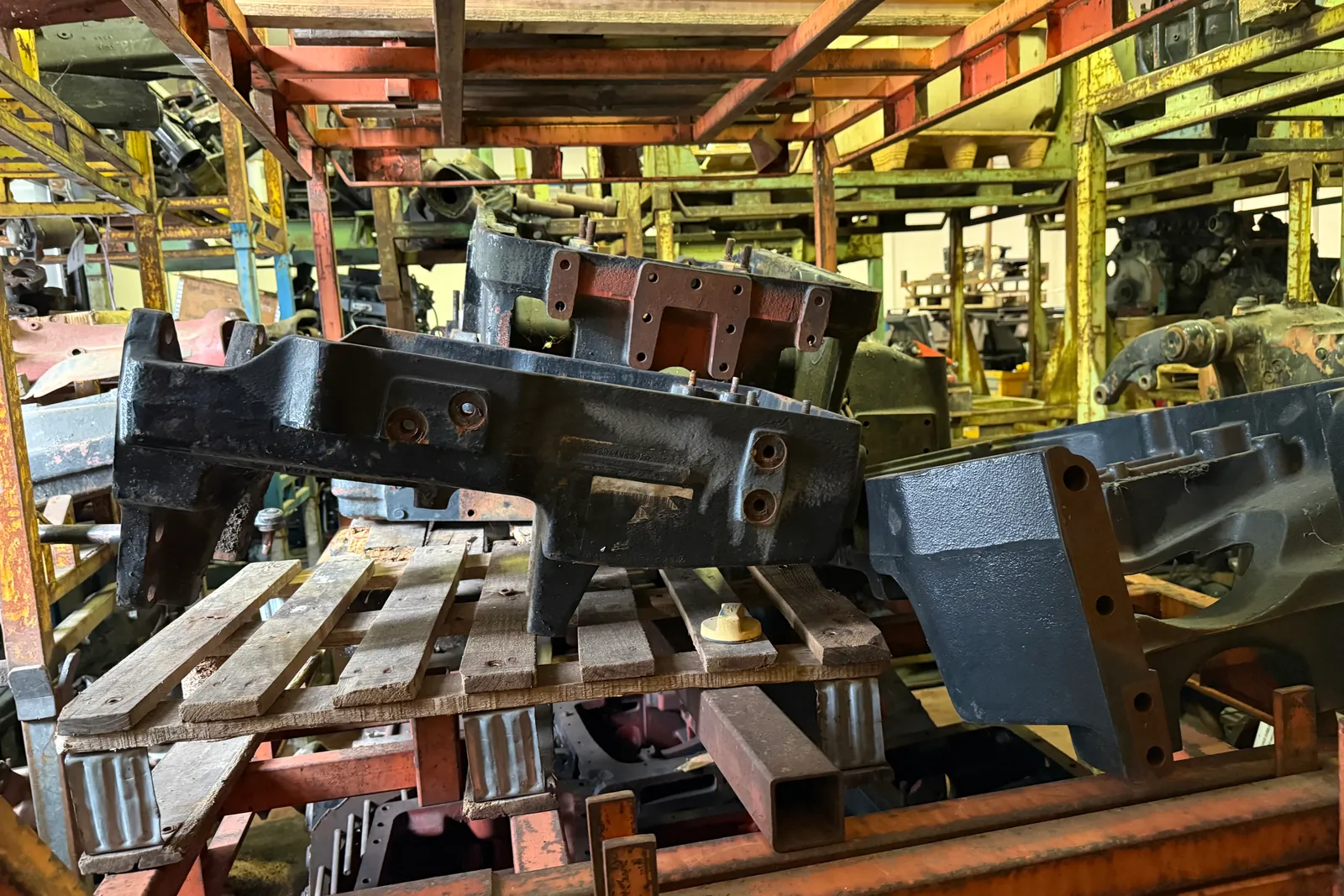 Magazzino componenti e ricambi per macchine agricole, oltre scaffali (escluse casse e ceste metalliche)