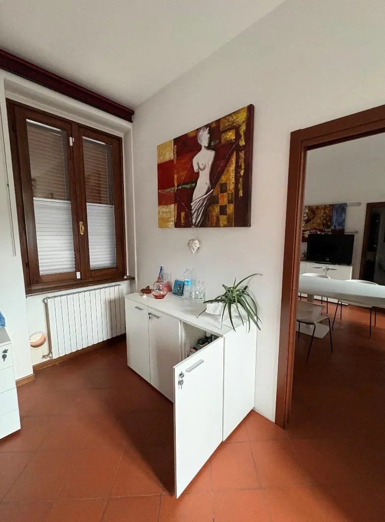Arredi, insegna e macchina da ufficio presso ufficio in Leffe (BG) Piazza della Libertà n. 28/a