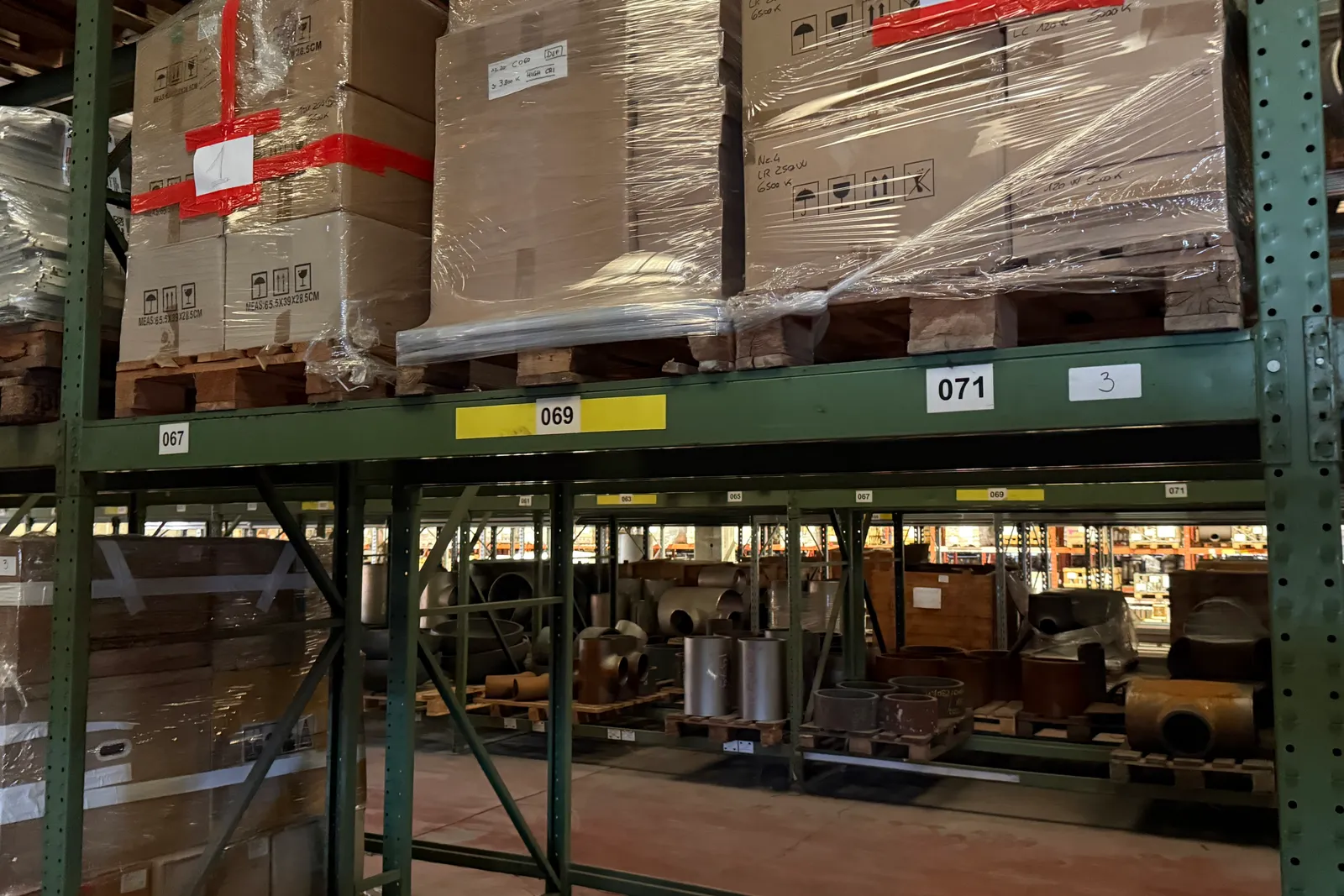 Magazzino lampade ad induzione magnetica, supporti e rimanenze