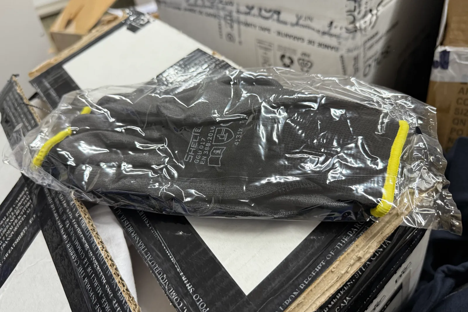 Magazzino tessuti, capi di abbigliamento e accessori – ID da n. 65 a n. 80