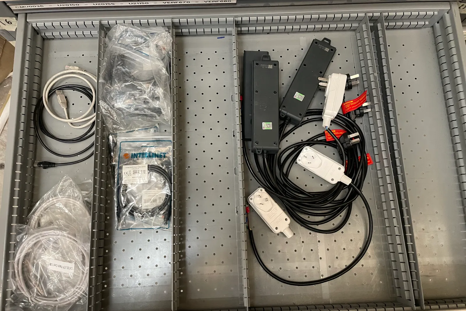 Stock lampade da tavolo, materiale elettrico e minuteria varia, oltre attrezzature e mobili da ufficio