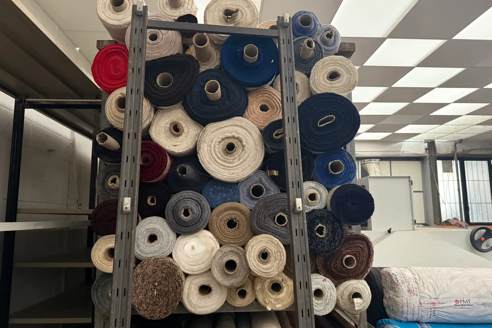 Magazzino tessuti, capi di abbigliamento e accessori – ID da n. 65 a n. 80