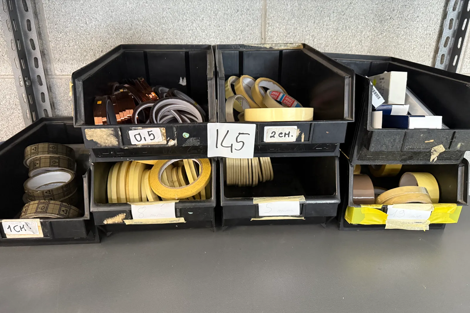 Stazioni saldanti, depuratori elettronici d’aria oltre piccoli attrezzi e componenti varie