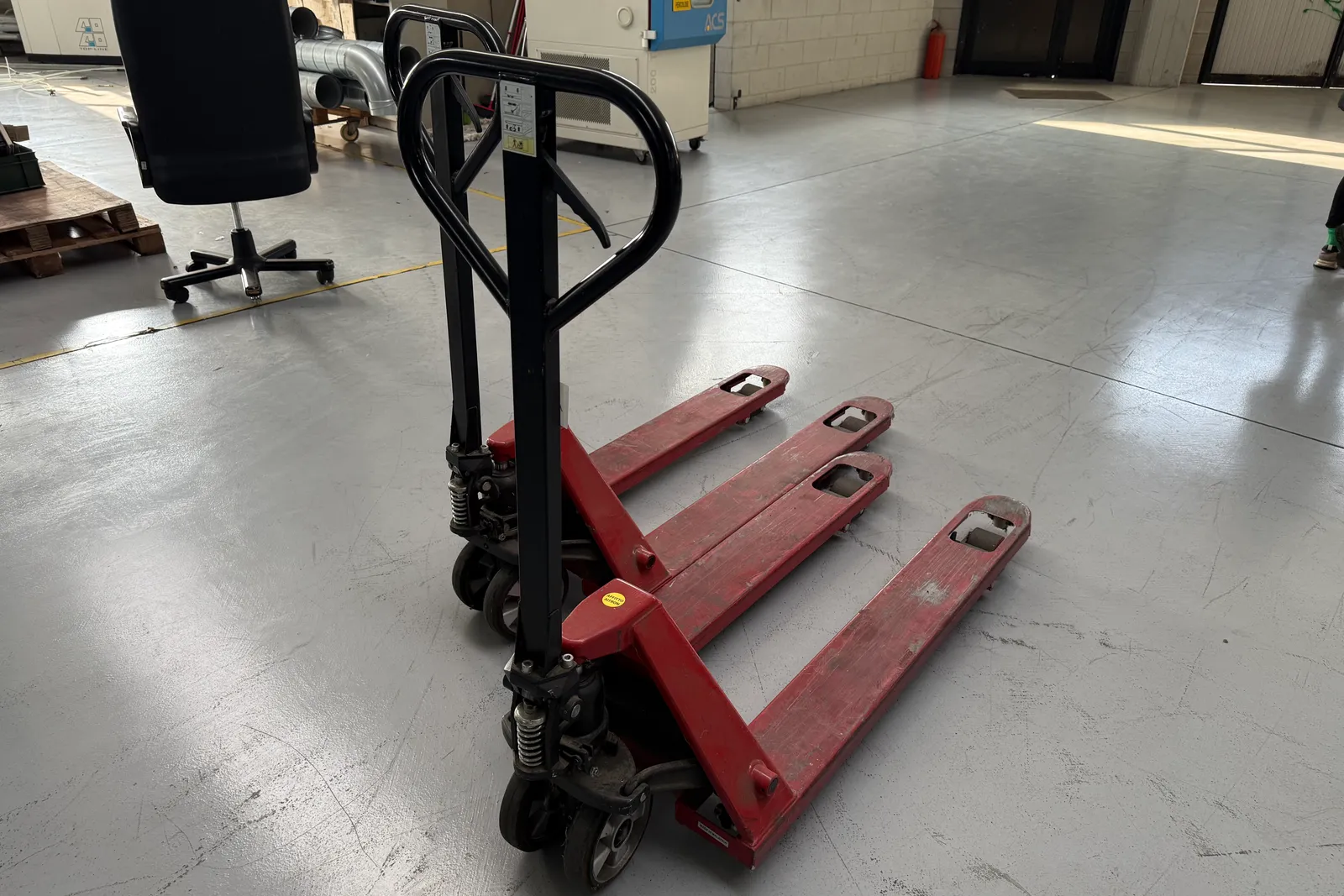 N. 3 transpallet, carrello, lavaasciuga pavimenti, carrello porta utensili Beta