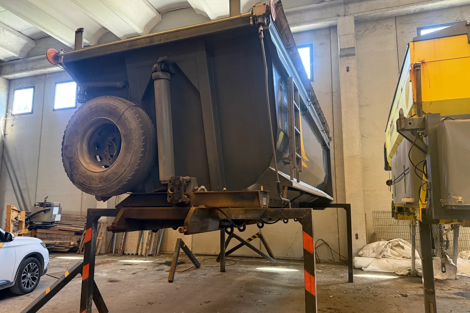 Autocarro Iveco Magirus A410T con impianto miscelazione calcestruzzo Bertoli e cassone scarrabile targato GA406BK