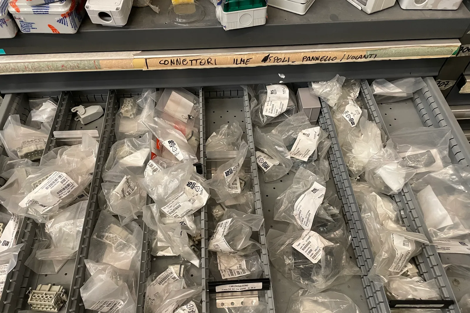Stock lampade da tavolo, materiale elettrico e minuteria varia, oltre attrezzature e mobili da ufficio