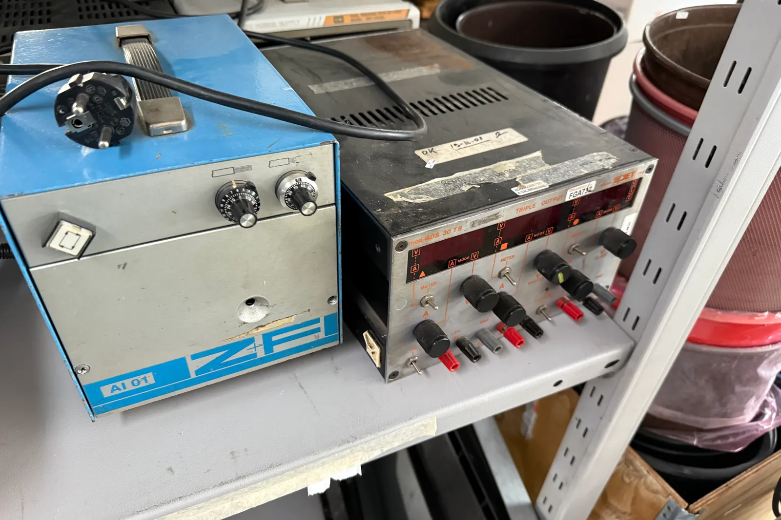 Stazioni saldanti, depuratori elettronici d’aria oltre piccoli attrezzi e componenti varie