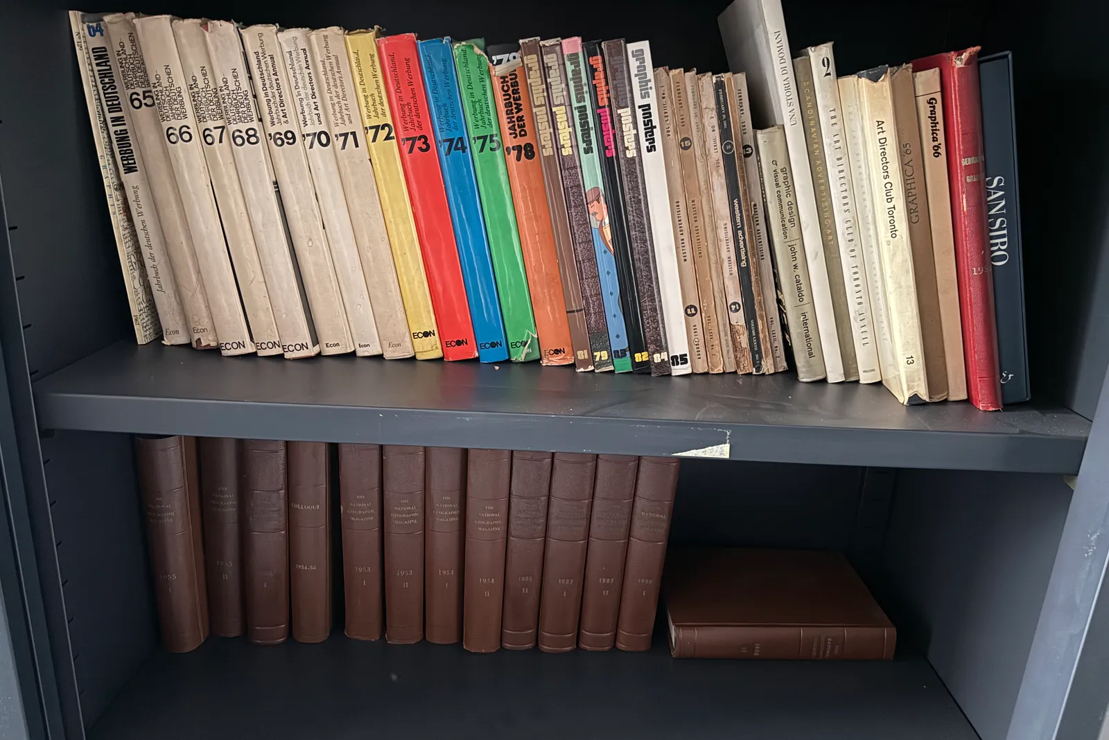 Volumi e riviste a scaffale, oltre stampe originali di uscite pubblicitarie degli anni 1955-1992 e microfiches