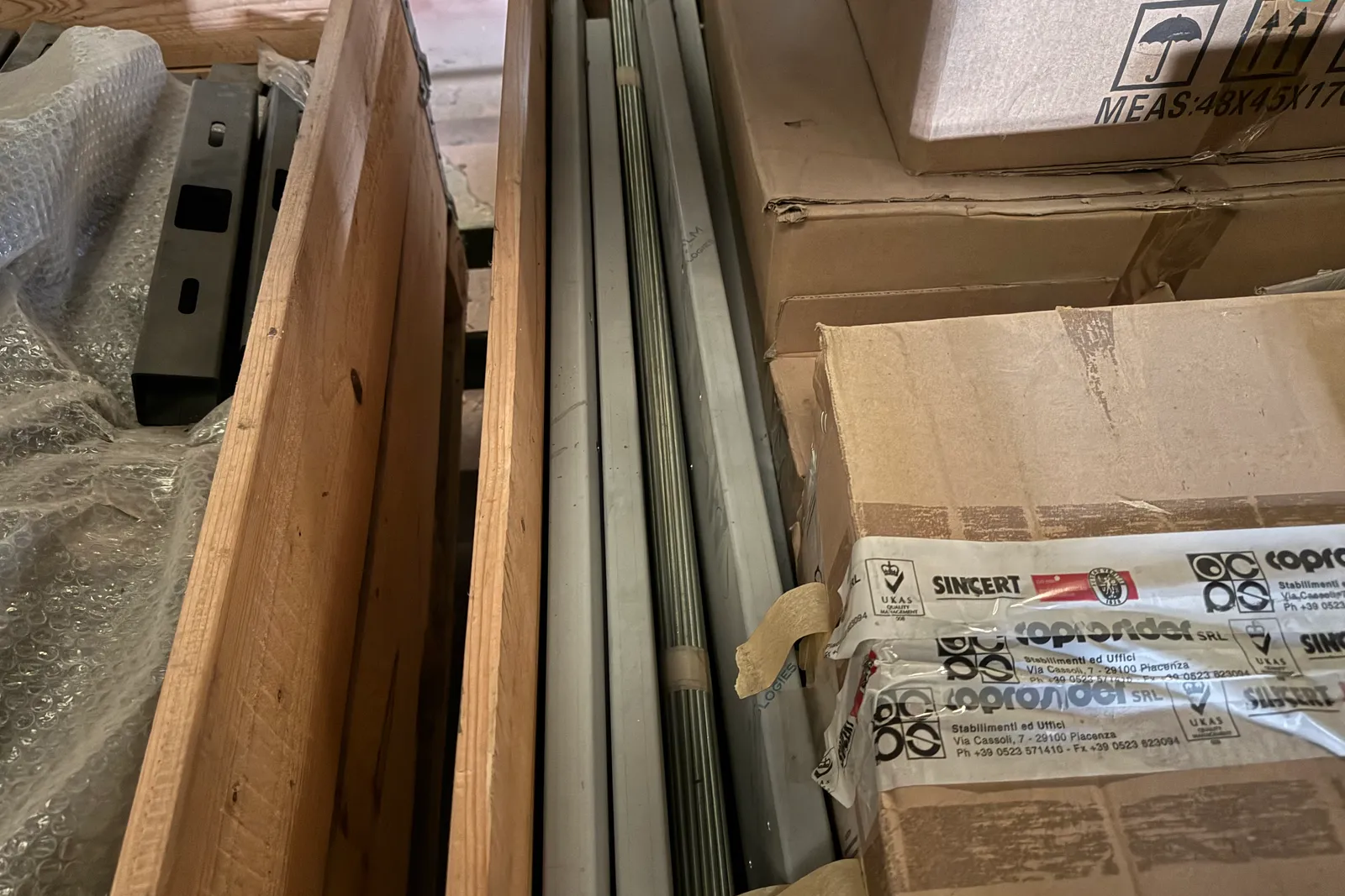 Magazzino lampade ad induzione magnetica, supporti e rimanenze