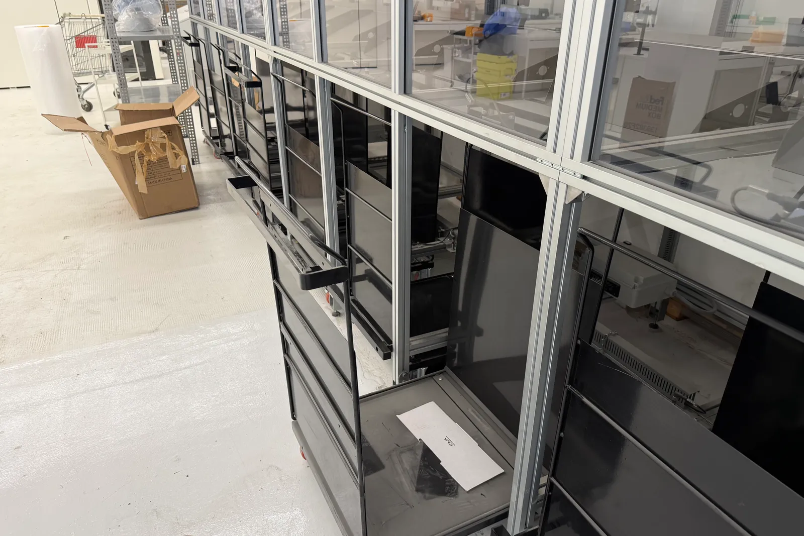 N. 2 magazzini automatici Pharmathek Sintesi, inclusi moduli di carico, linea di imballo e smistamento Mechatronic Machines & Systems e centralina di controllo