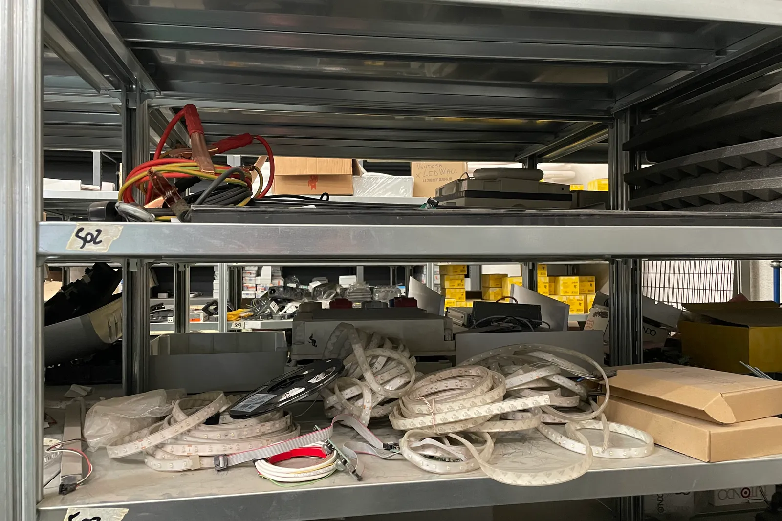 Stock lampade da tavolo, materiale elettrico e minuteria varia, oltre attrezzature e mobili da ufficio