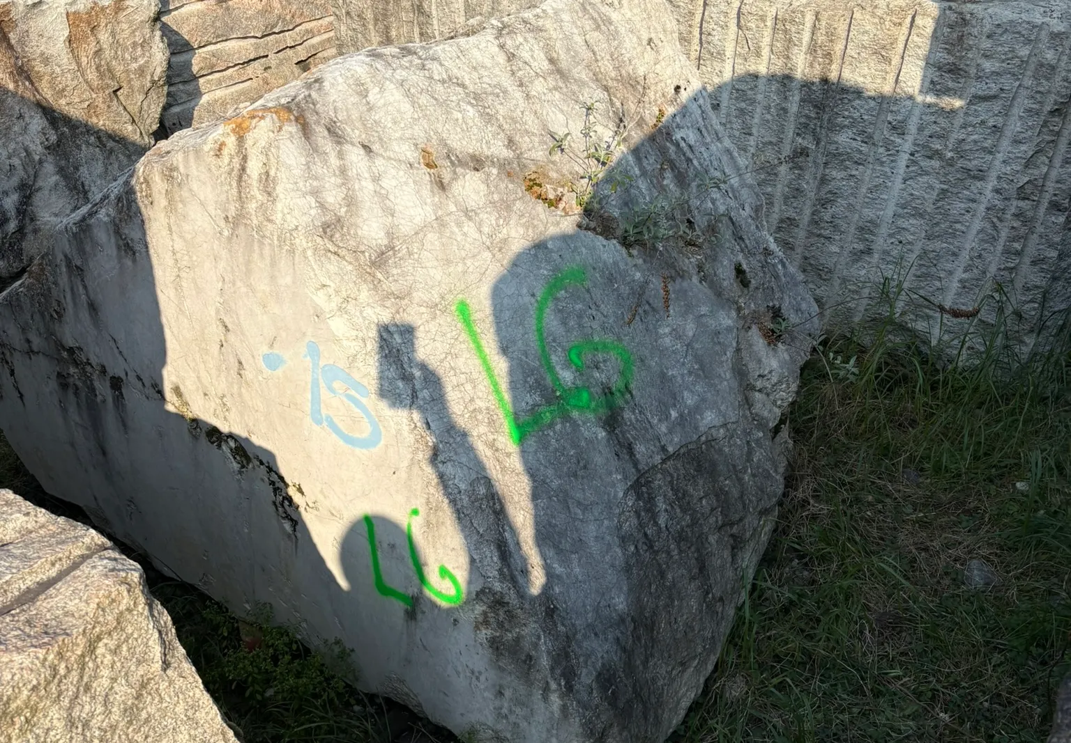 Marmo - rimanenze blocchi, semiblocchi, informi, pietrame, lastre, filagne e piastrelle, lotto espositivo e tavolo da esterno in marmo