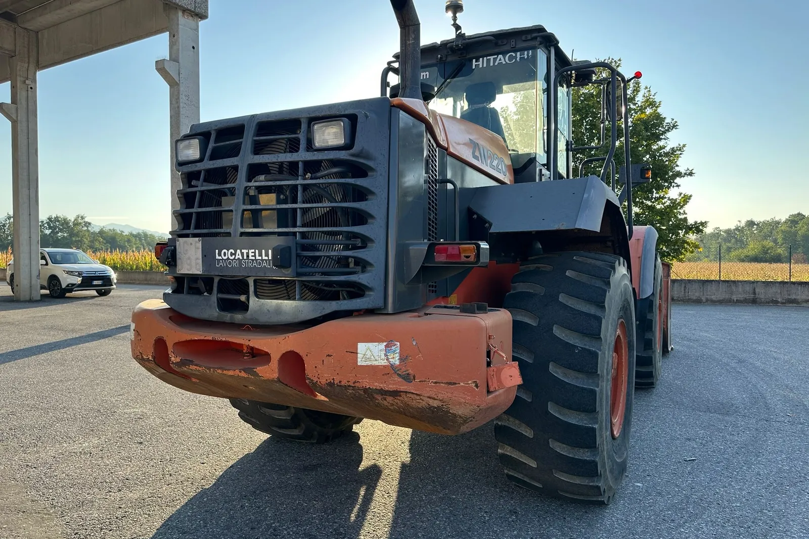 Pala caricatrice gommata Hitachi mod. ZW220 