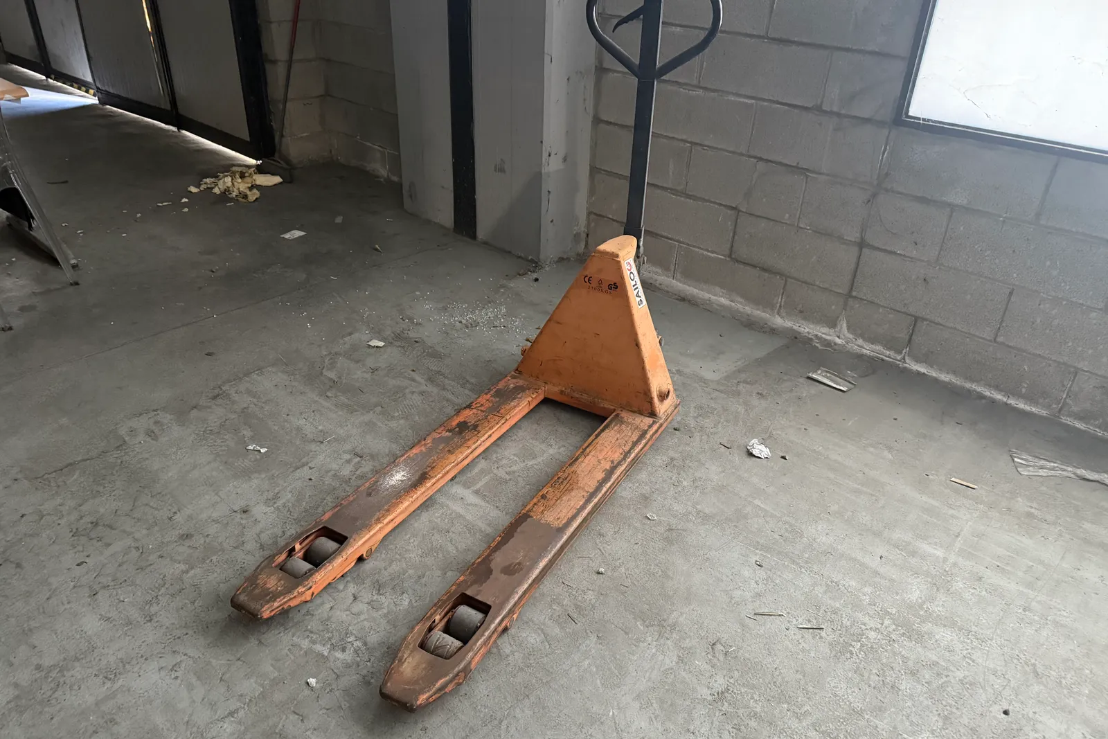 N. 3 transpallet, carrello, lavaasciuga pavimenti, carrello porta utensili Beta