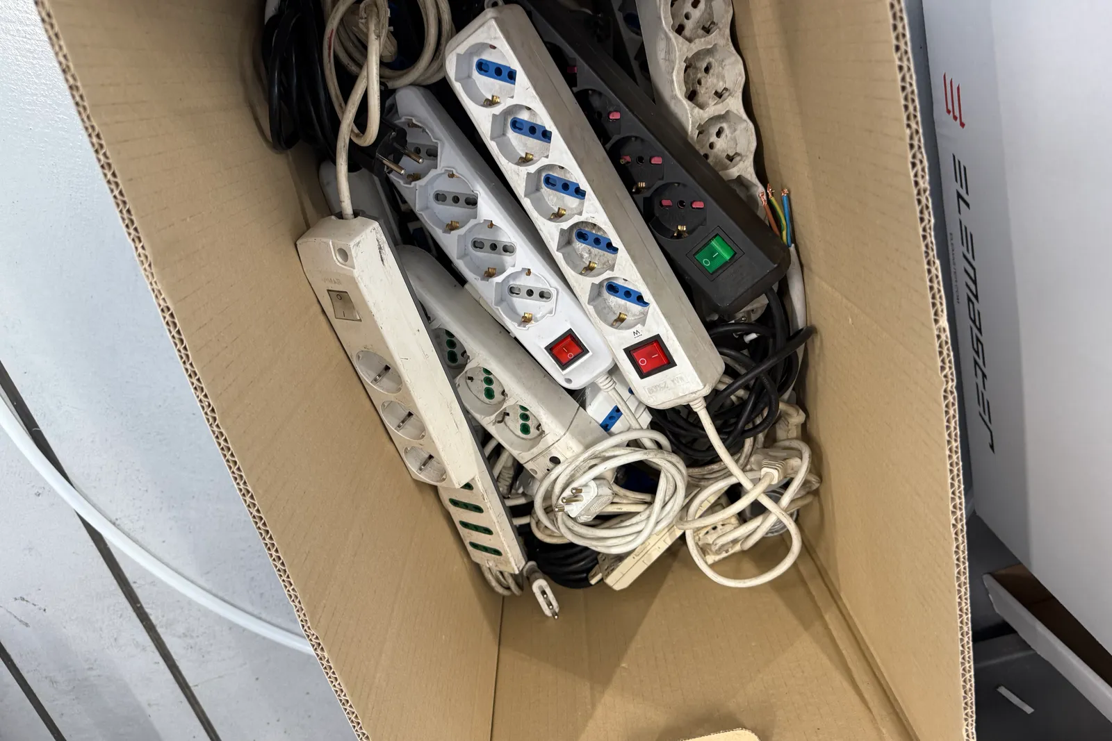 Arredi e macchine elettriche ed elettroniche da ufficio