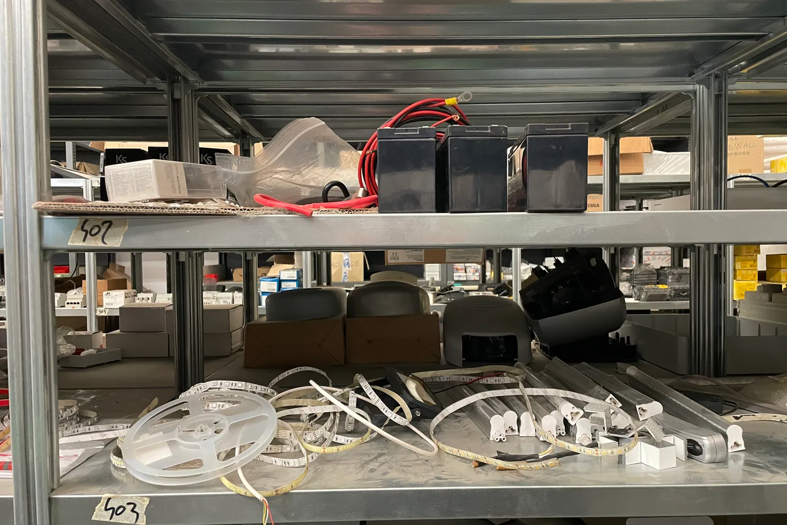 Stock lampade da tavolo, materiale elettrico e minuteria varia, oltre attrezzature e mobili da ufficio