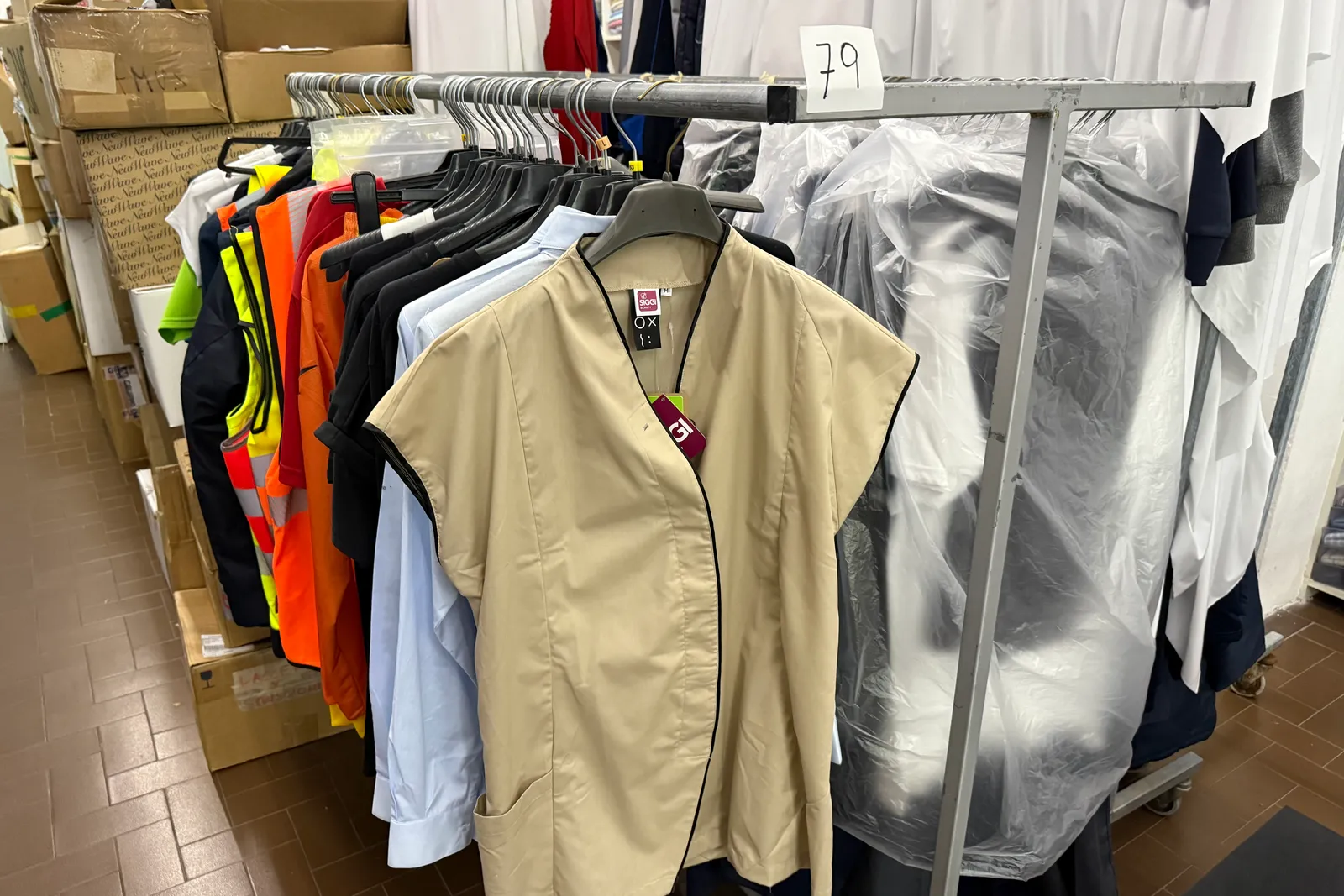 Magazzino tessuti, capi di abbigliamento e accessori – ID da n. 65 a n. 80
