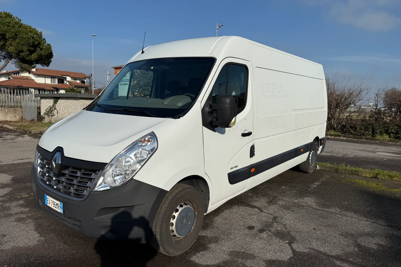 Furgone Renault Master targato EV796MR