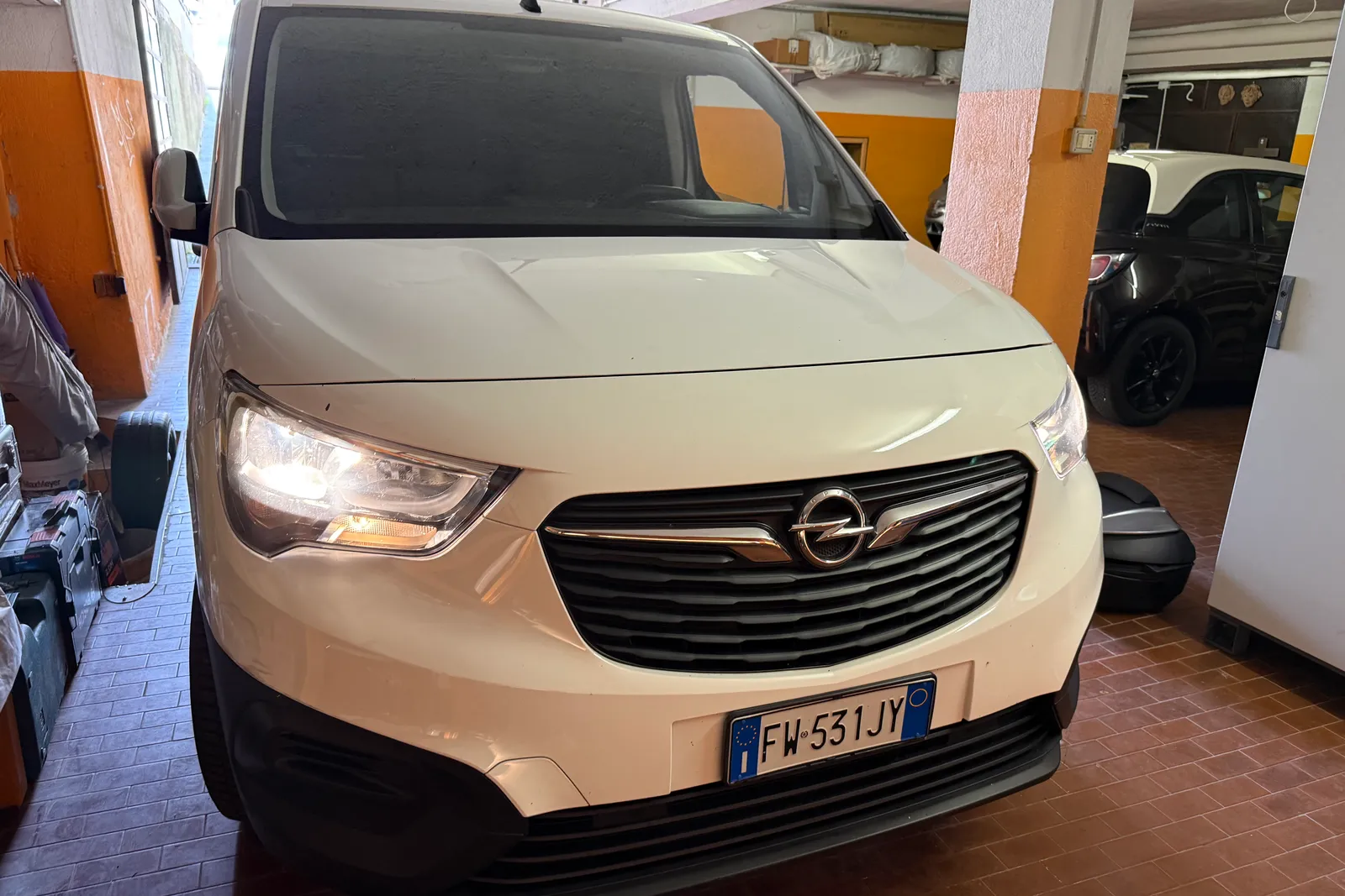 Furgone Opel combo targato FW531JY