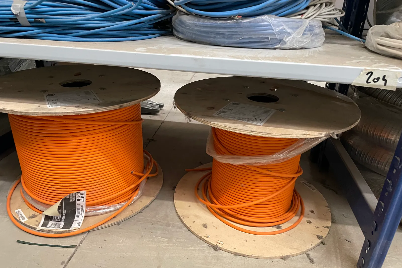 Stock lampade da tavolo, materiale elettrico e minuteria varia, oltre attrezzature e mobili da ufficio