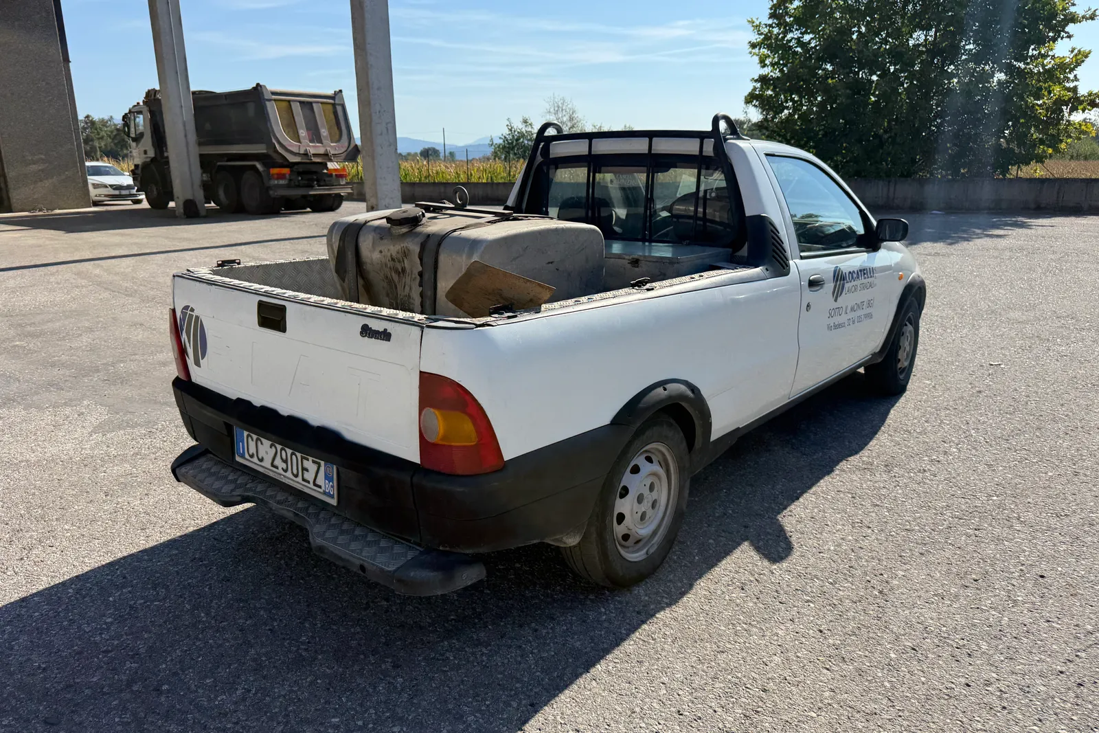 Autocarro Fiat Strada targato CZ290EZ