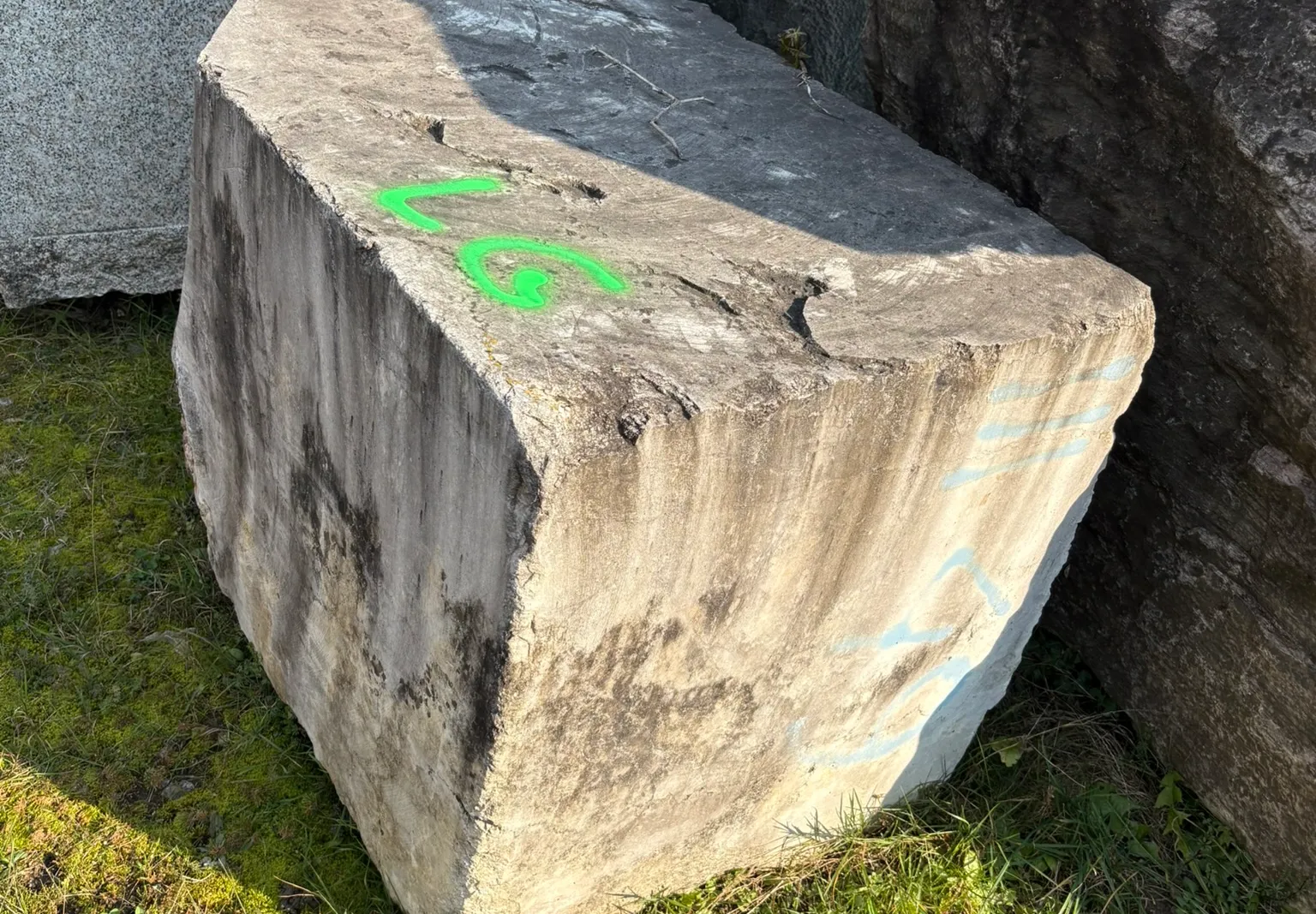 Marmo - rimanenze blocchi, semiblocchi, informi, pietrame, lastre, filagne e piastrelle, lotto espositivo e tavolo da esterno in marmo