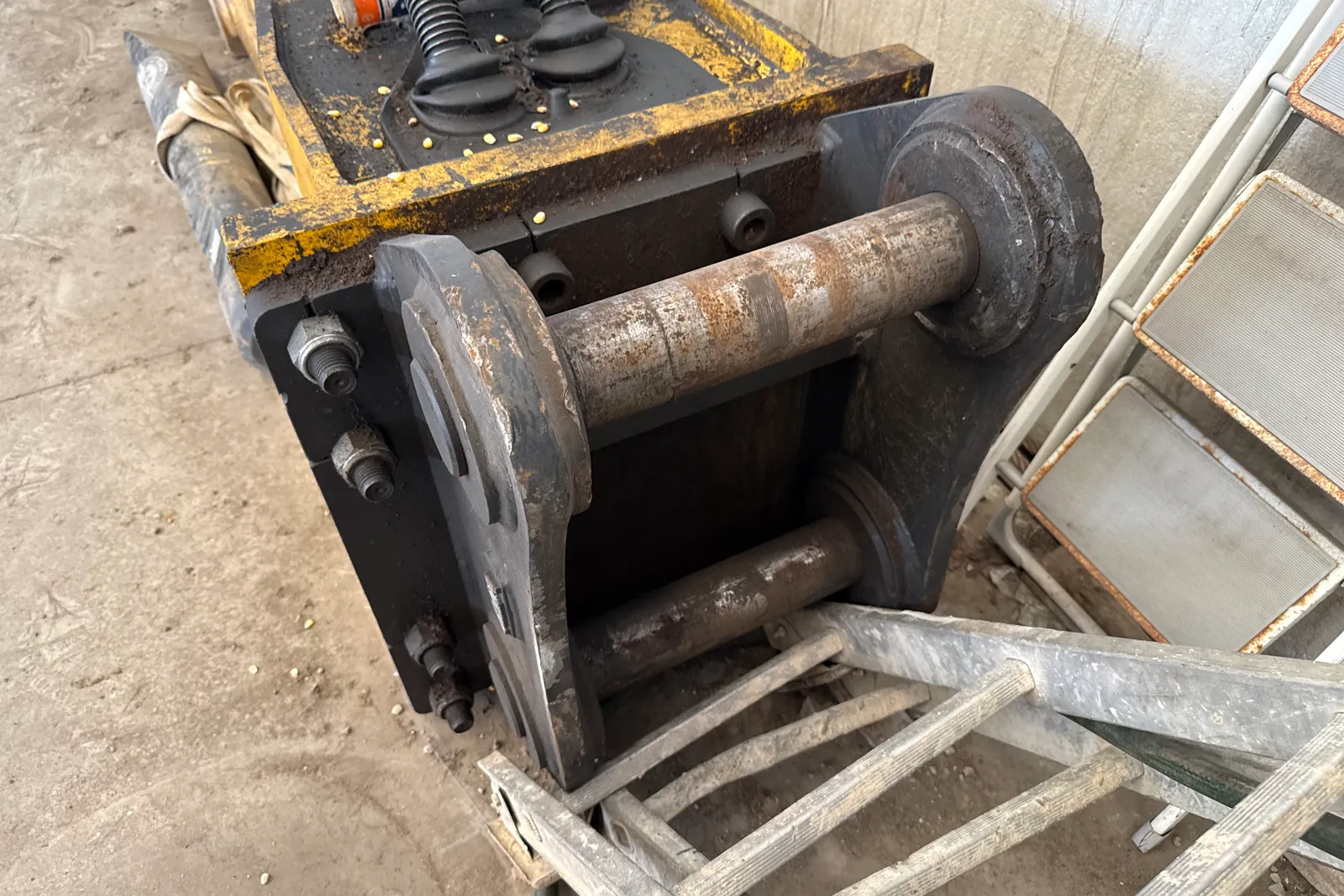 Martello demolitore con punta Atlas Copco mod. HB 2200 Dust