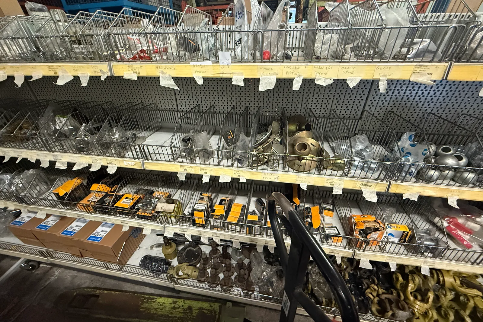 Magazzino componenti e ricambi per macchine agricole, oltre scaffali (escluse casse e ceste metalliche)