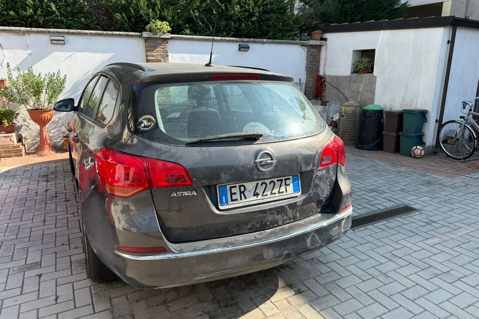 Autovettura Opel Astra targata ER422ZF oltre PC