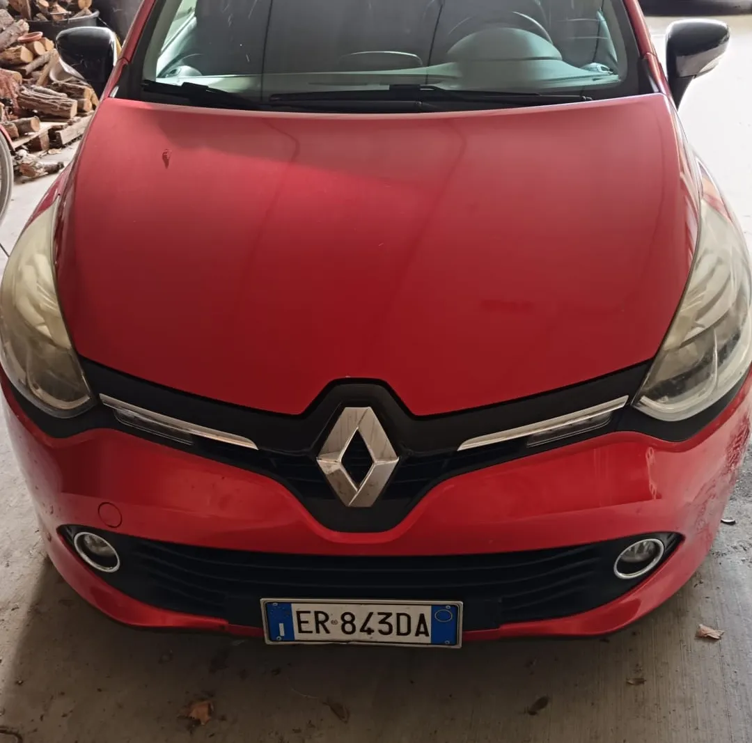 Autovettura Renault Nuova Clio targata ER843DA