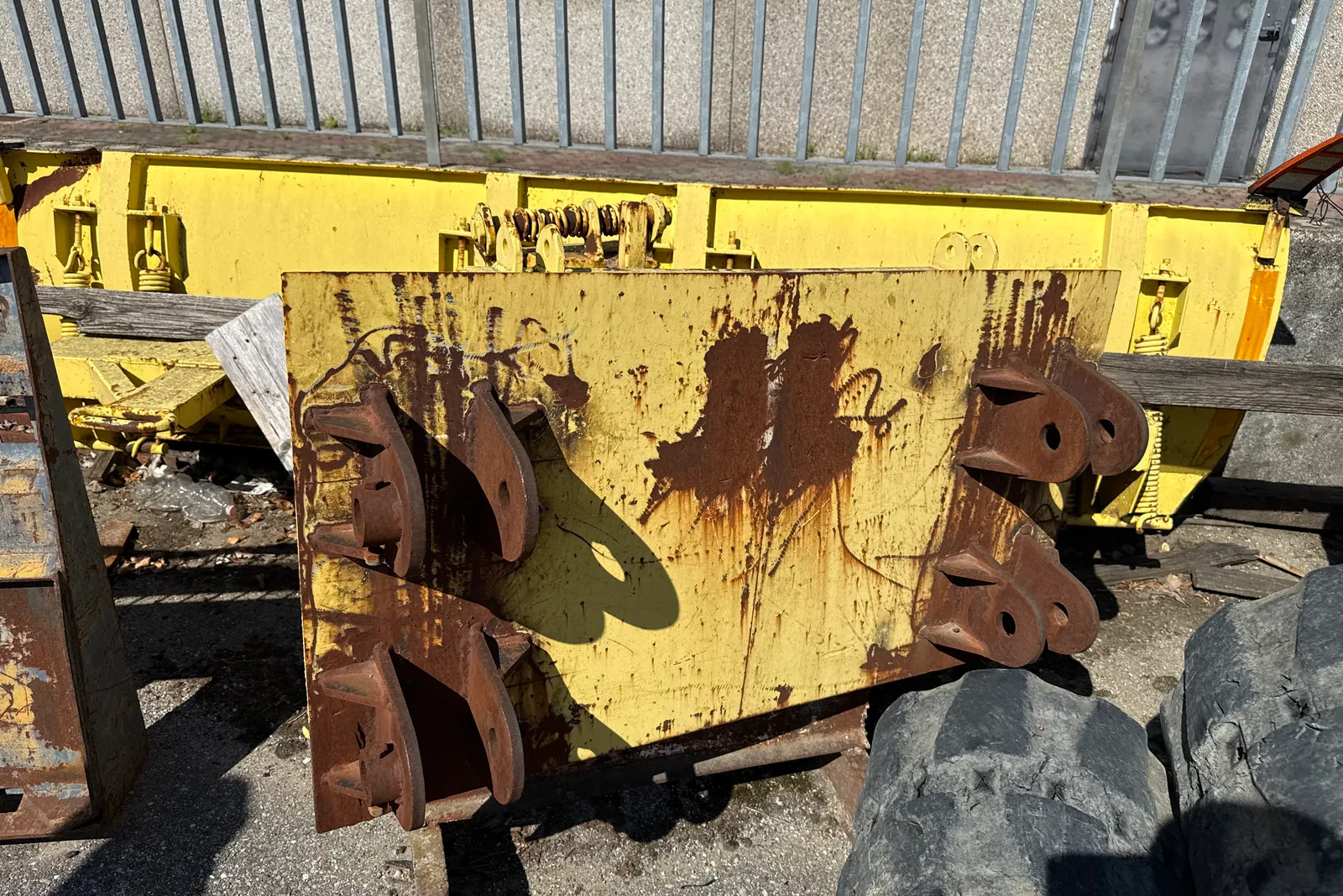 Pala caricatrice gommata Hitachi mod. ZW220 