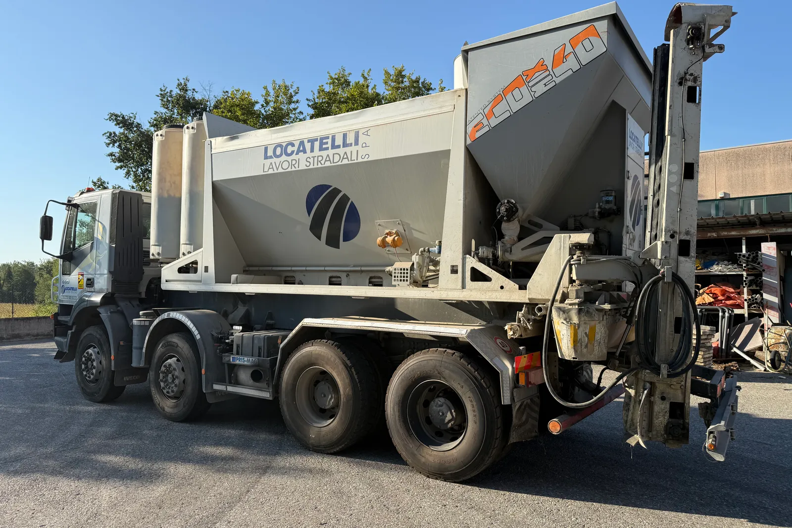 Autocarro Iveco Magirus A410T con impianto miscelazione calcestruzzo Bertoli e cassone scarrabile targato GA406BK