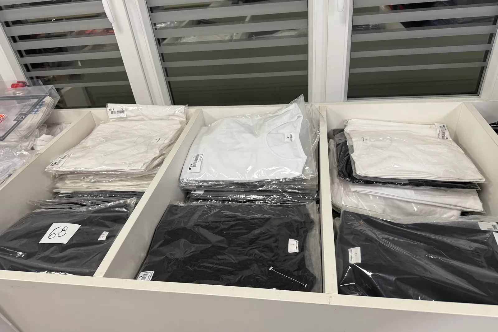 Magazzino tessuti, capi di abbigliamento e accessori – ID da n. 65 a n. 80