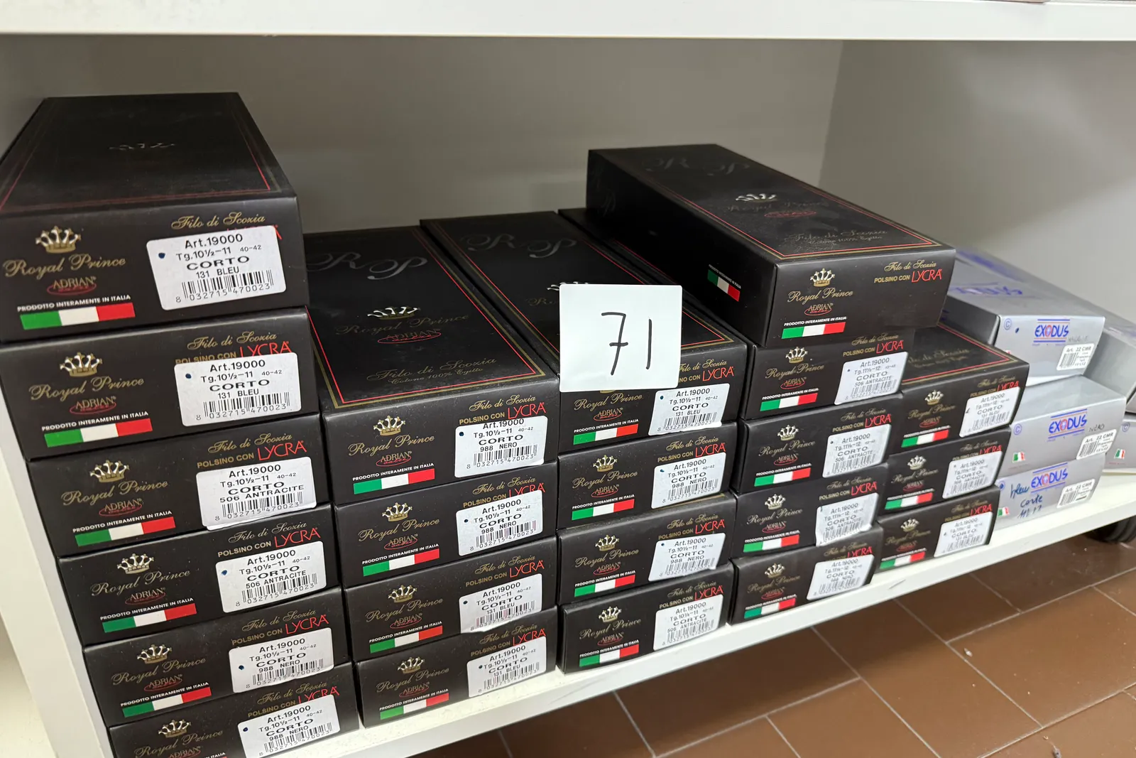 Magazzino tessuti, capi di abbigliamento e accessori – ID da n. 65 a n. 80