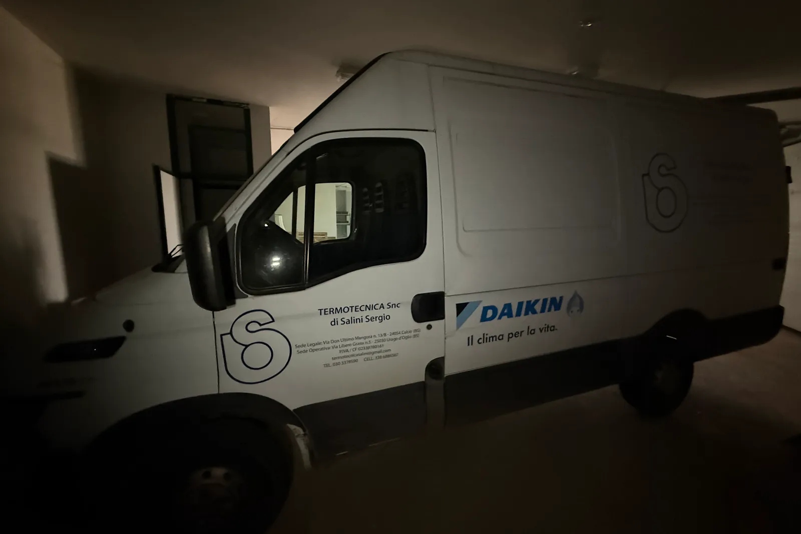Furgone Iveco Daily targato CZ726RB