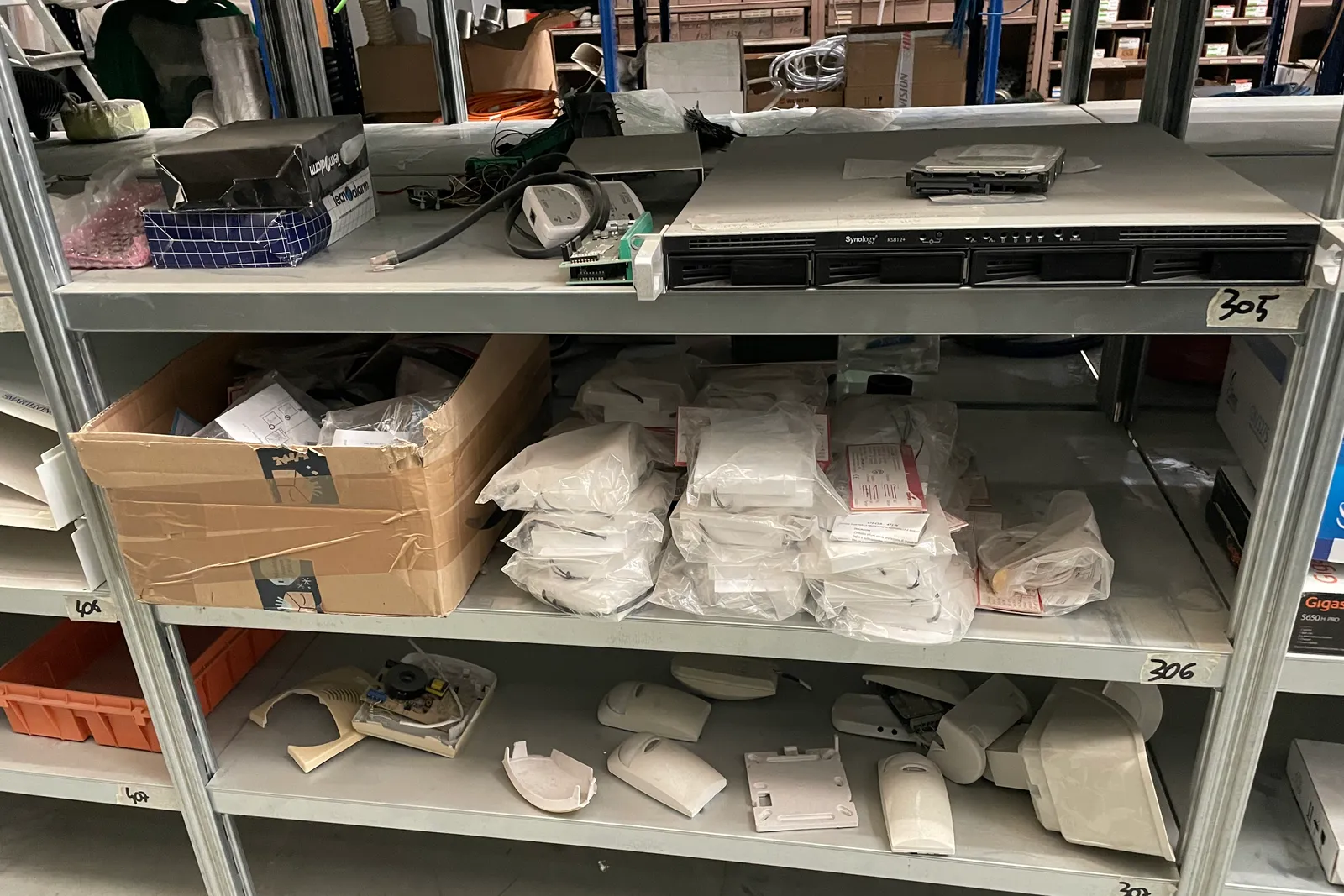 Stock lampade da tavolo, materiale elettrico e minuteria varia, oltre attrezzature e mobili da ufficio