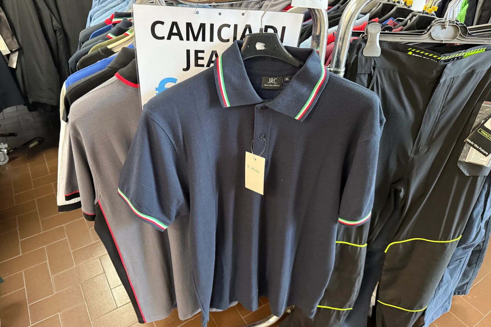 Magazzino tessuti, capi di abbigliamento e accessori – ID da n. 65 a n. 80
