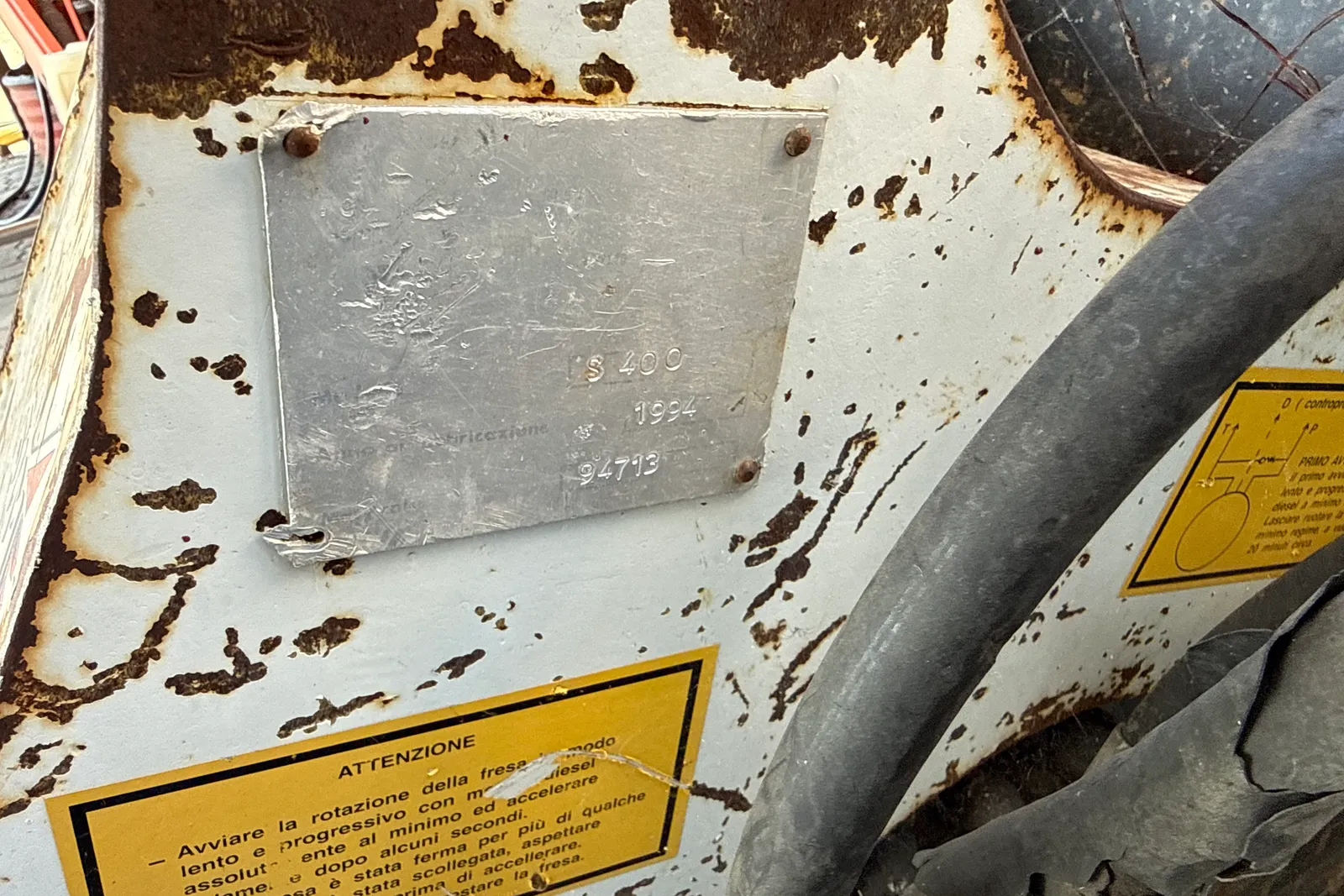 Minipala cingolata Takeuchi mod. TL140 completa di lama livellatrice, spazzatrice, fresa taglia asfalto, lama da neve e strumenti di misura