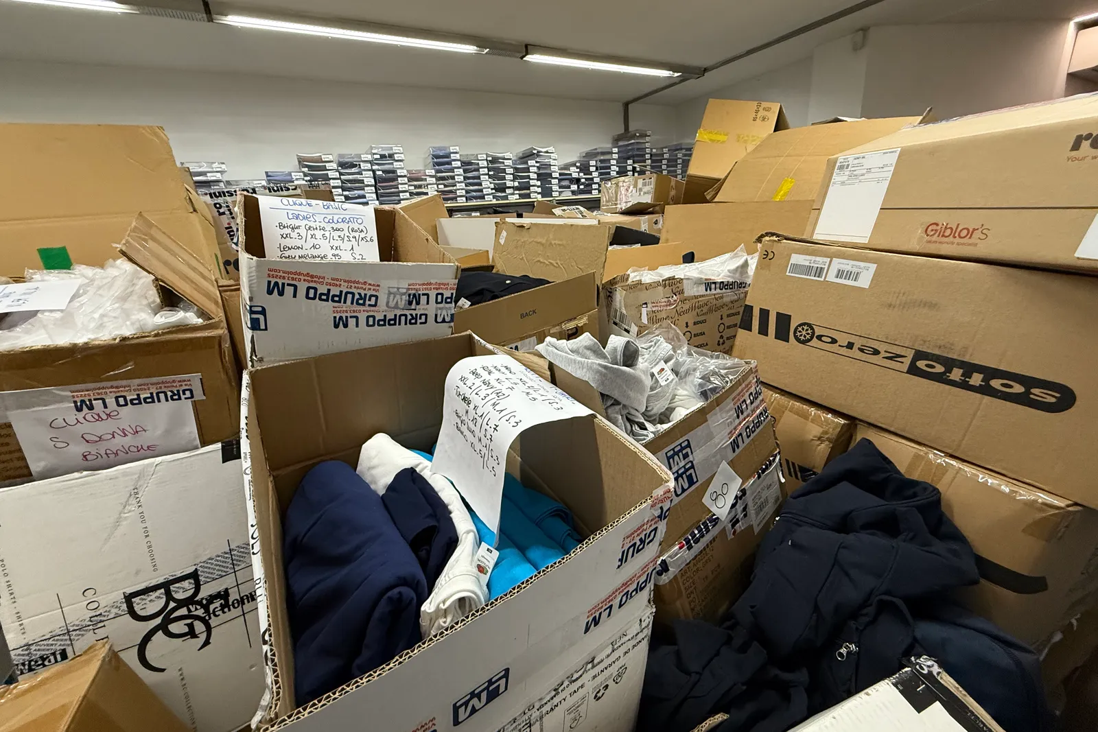 Magazzino tessuti, capi di abbigliamento e accessori – ID da n. 65 a n. 80