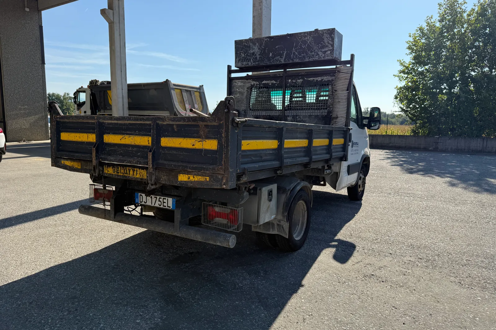 Autocarro ribaltabile Iveco Daily (35E4) targato DJ175EL