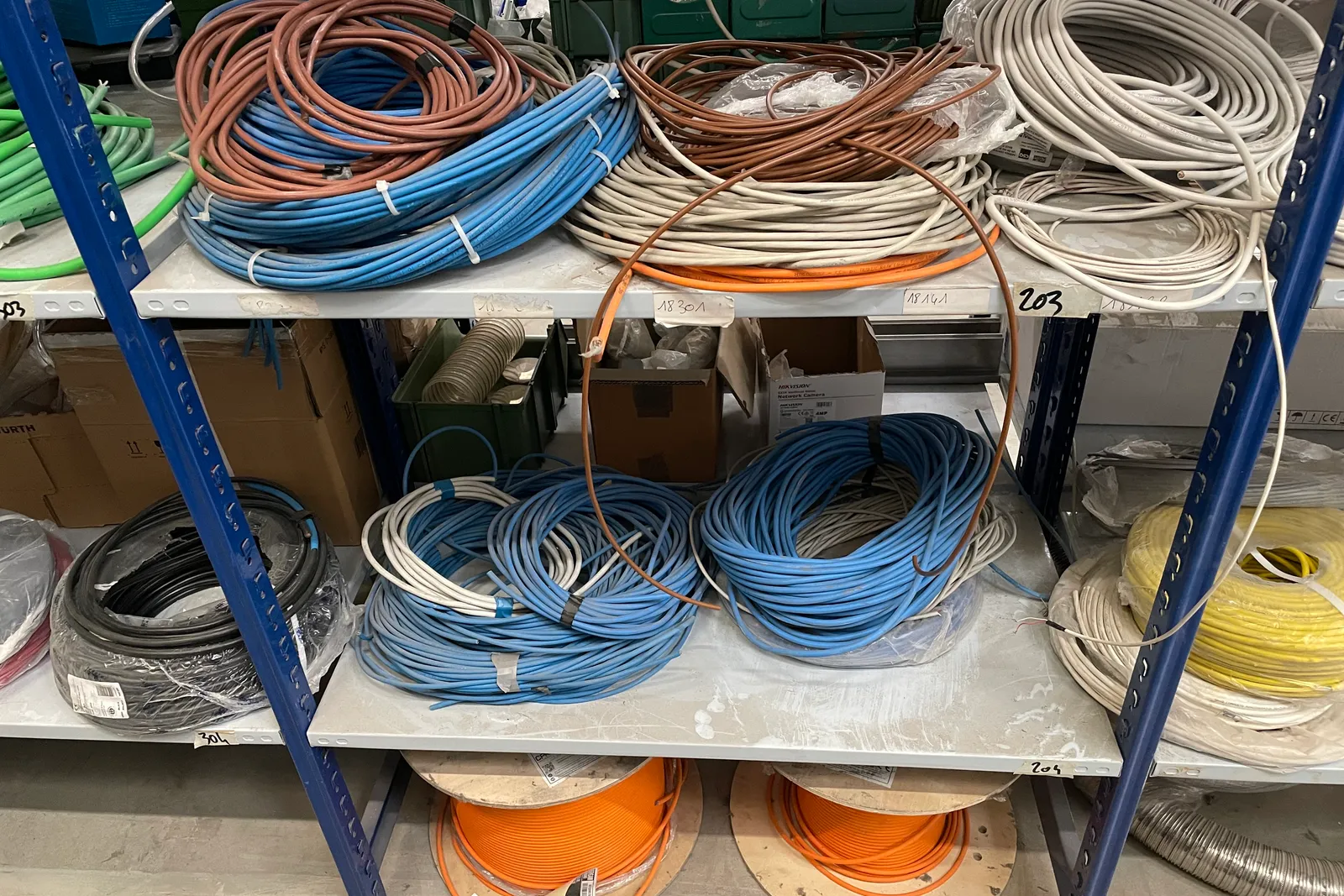 Stock lampade da tavolo, materiale elettrico e minuteria varia, oltre attrezzature e mobili da ufficio