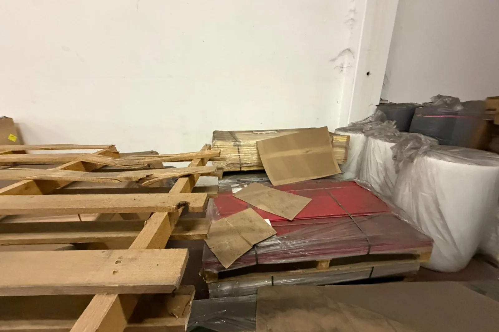 Arredi, hardware e rimanenze isolanti e vetroniti