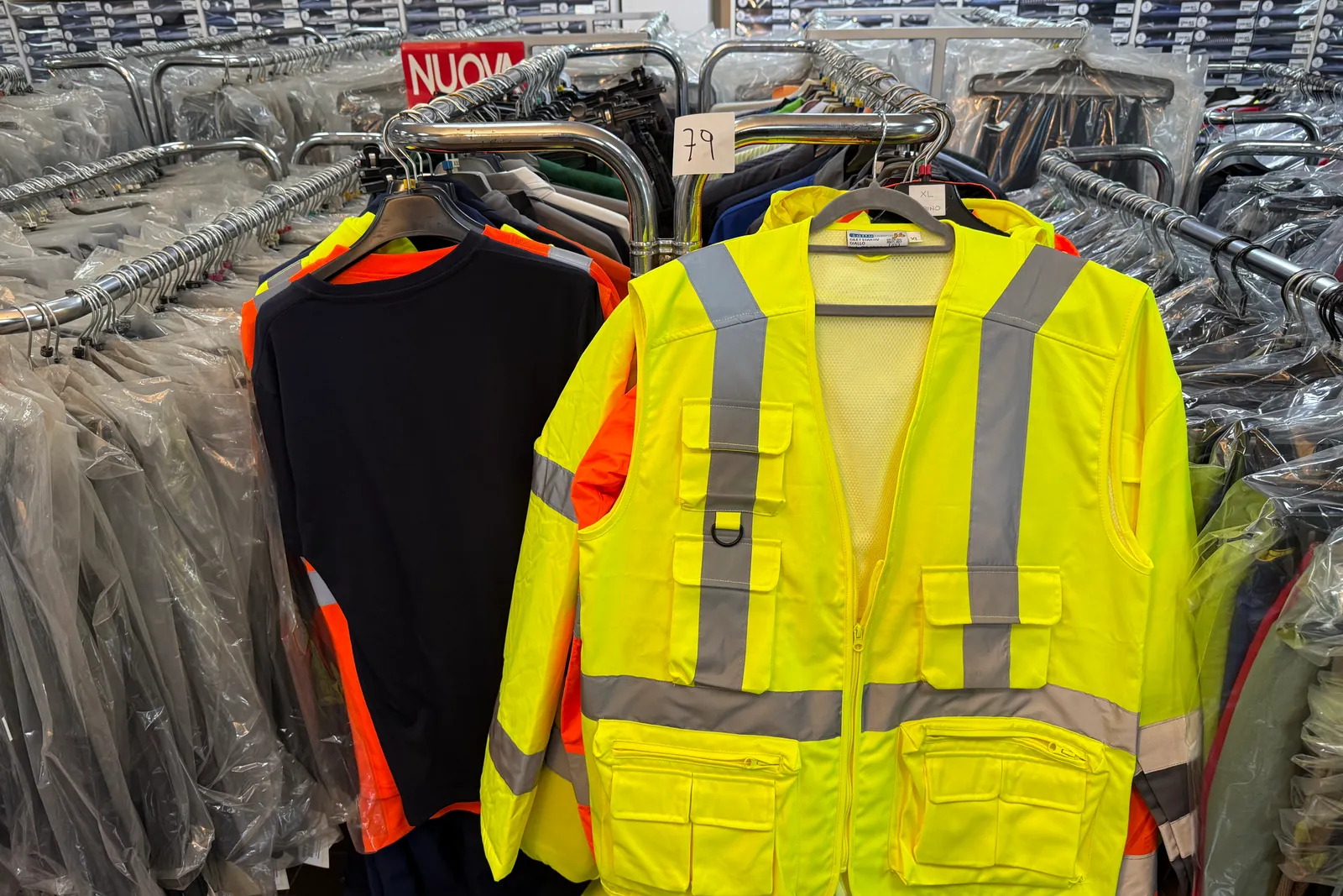 Magazzino tessuti, capi di abbigliamento e accessori – ID da n. 65 a n. 80